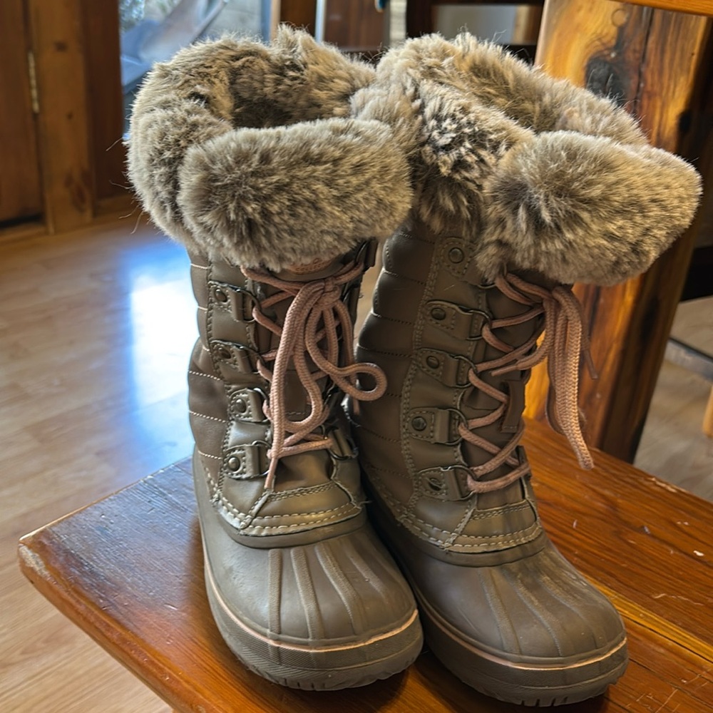 Girl’s London Fog snow boot
